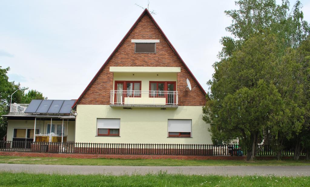 Zita Üdülőház Apartamento Balatonboglár Exterior foto